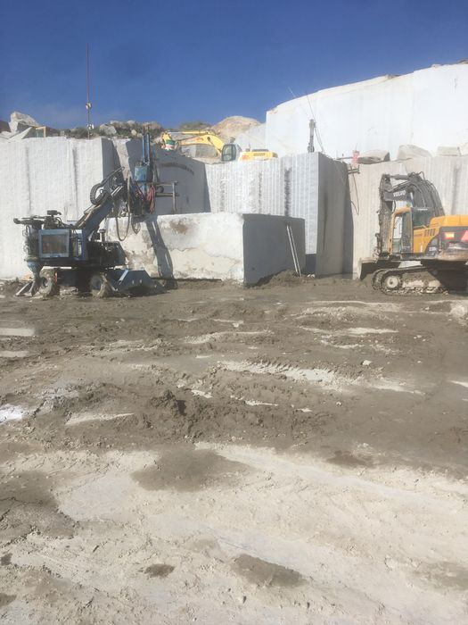 Blocos e semi blocos de granito cinza pinhel