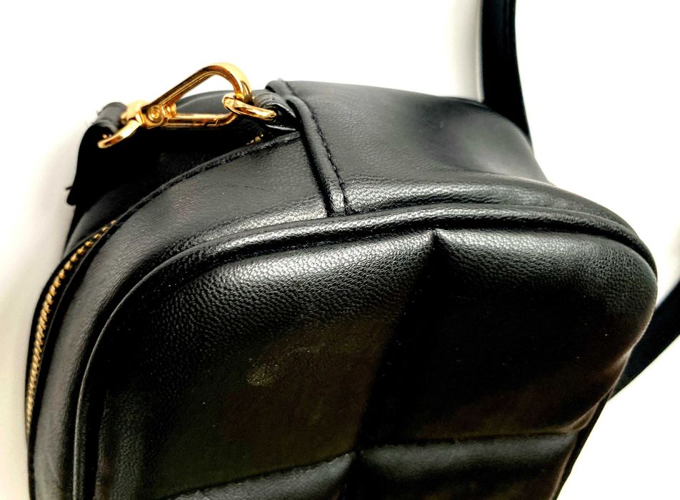 Чорна стьобана сумка-кросбоді H&M.