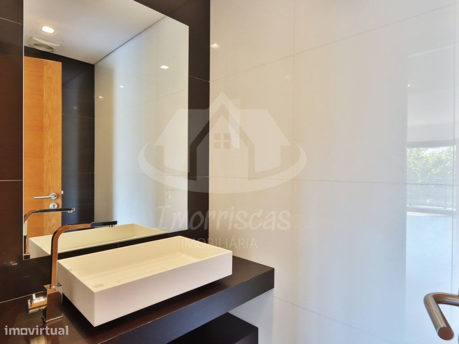 Apartamento T3 com box no Condomínio Blue Garden, em Sacavém
