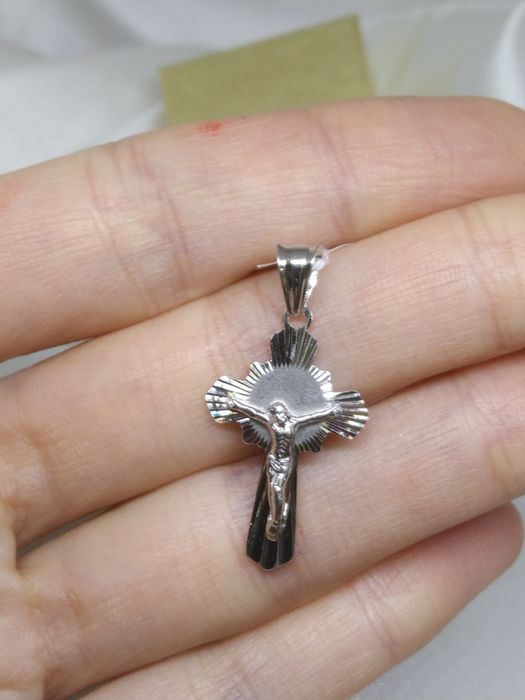 Srebrny wisiorek krzyżyk z Panem Jezusem, srebro 925