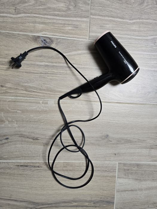 Suszarka do włosów Philips sprawna 18000 W
Kompaktowa suszarka do wlos
