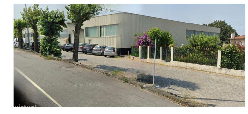 Armazém de 3 frentes com cerca 800m² e com muita Luz natural.