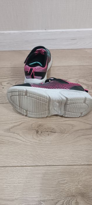 Продам кросівки для дівчинки фірма skechers.