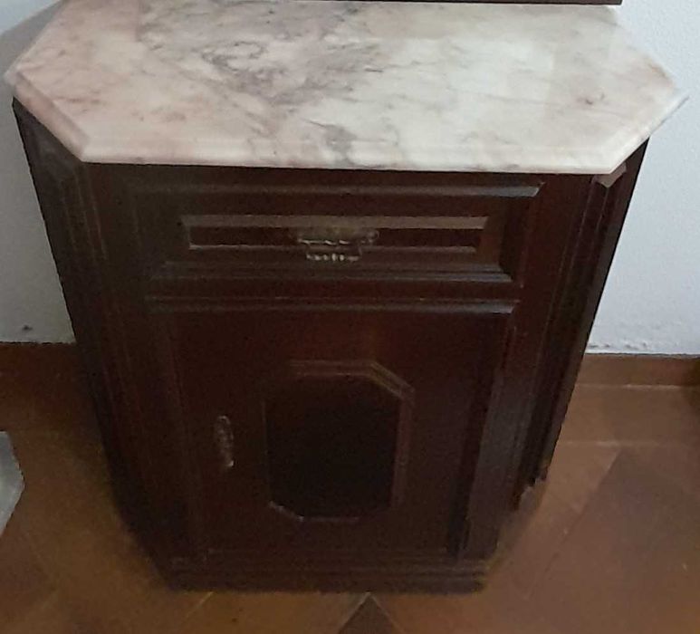 Aparador com gaveta e prateleiras