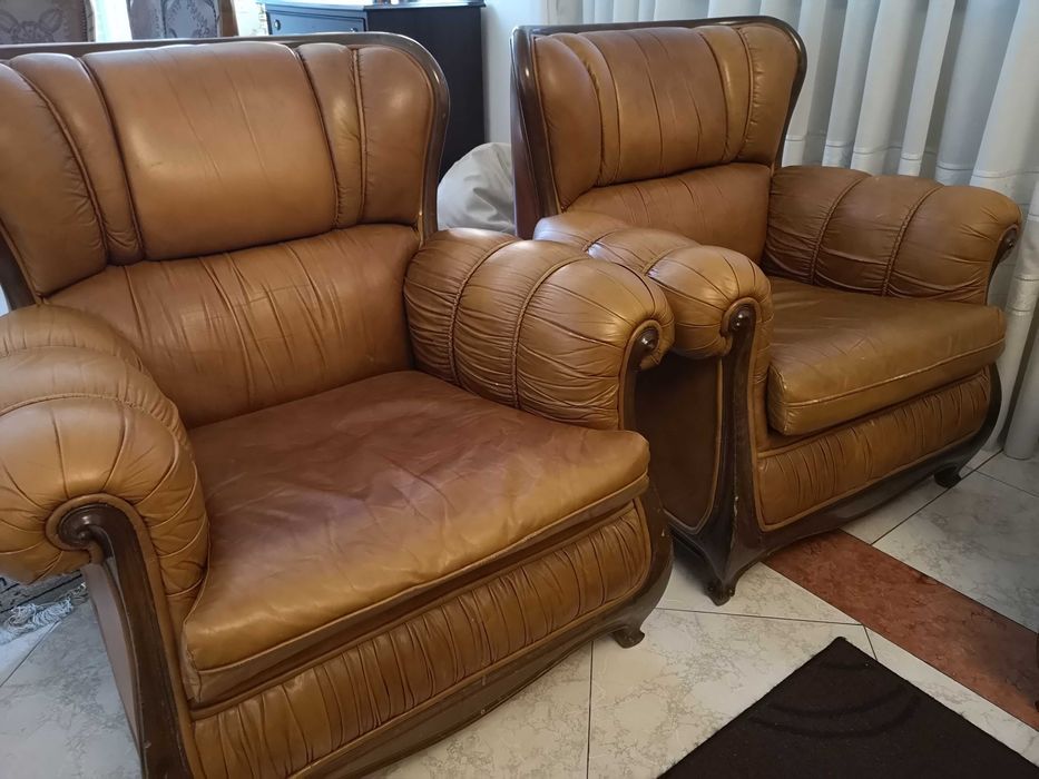 Sofá em pele + 2 maples