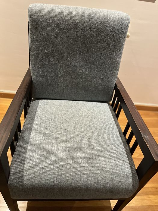 Cadeirao com estofo azul