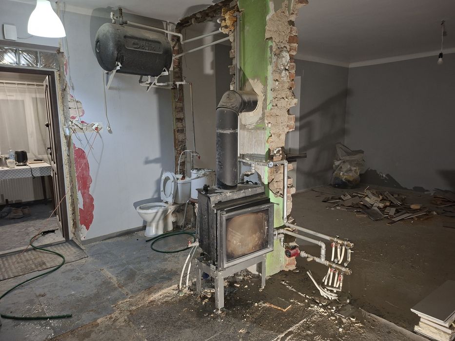 Kominek z plaszczem , bojler,  grzejniki