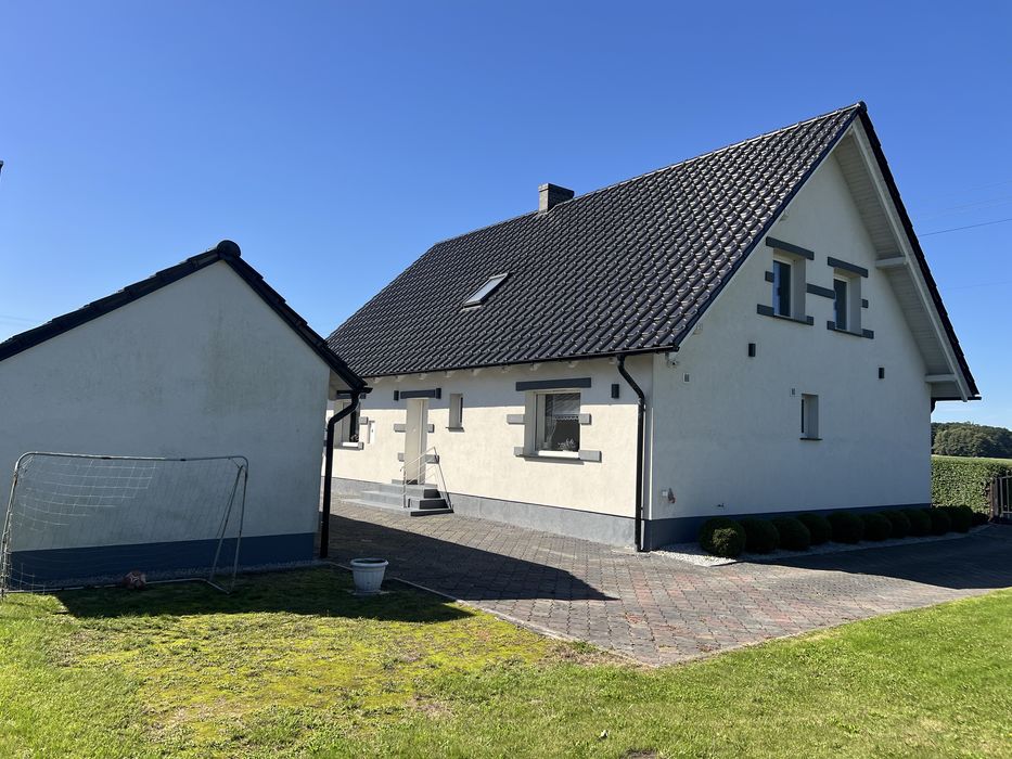 Dom pod lasem z ogrodem i placem zabaw – 140 m², 12 arów, Korfantów