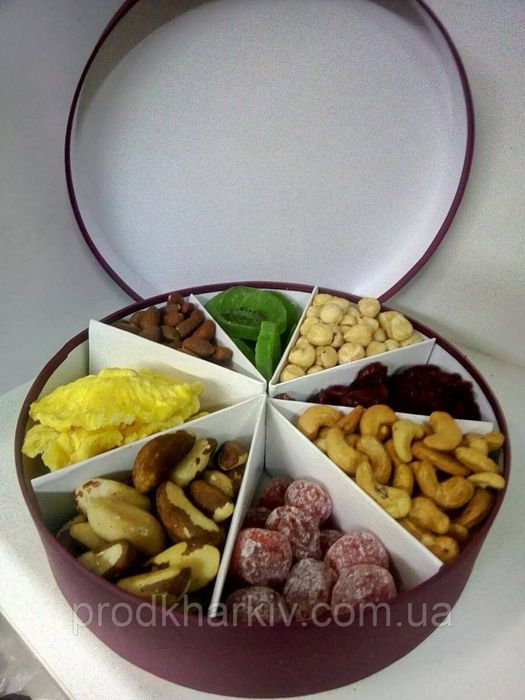 Подарунковий набір з горіхів і сухофруктів 0,800