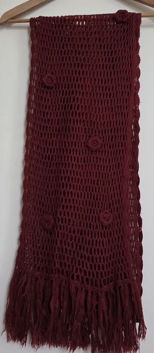 Cachecol com flores em renda