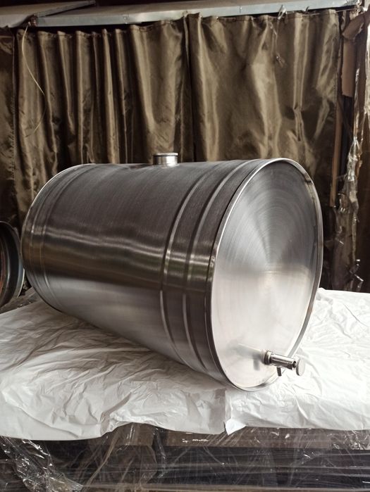 Бочки с крышкой под обручь и горловину из нержавеющей стали 30-1000л