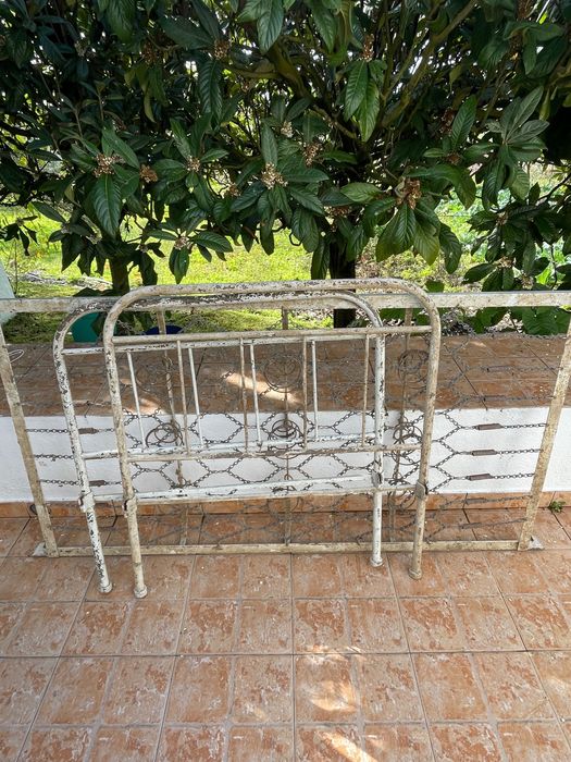 Cama antiga com colchão