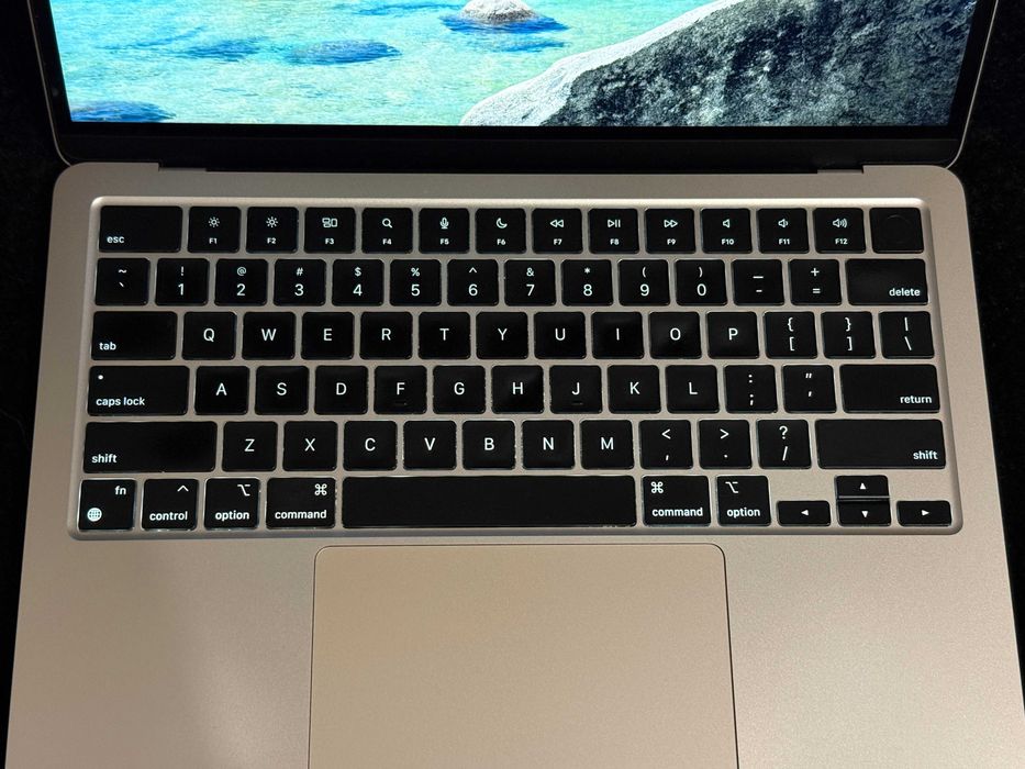 MacBook Air M2 24GB RAM 2TB SSD z 2022 roku