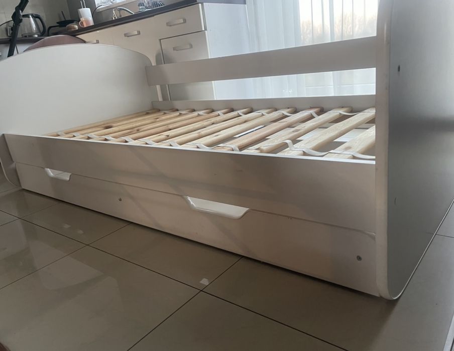 Białe łóżko dzieciecę