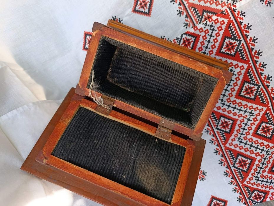 Дерев'яна вінтажна різьблена скринька, шкатулка