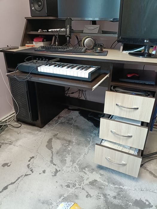 Продам стол компьютерный