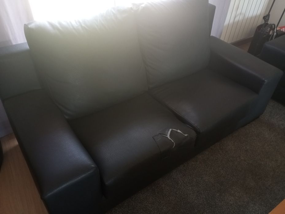 2 sofás de dois lugares cada