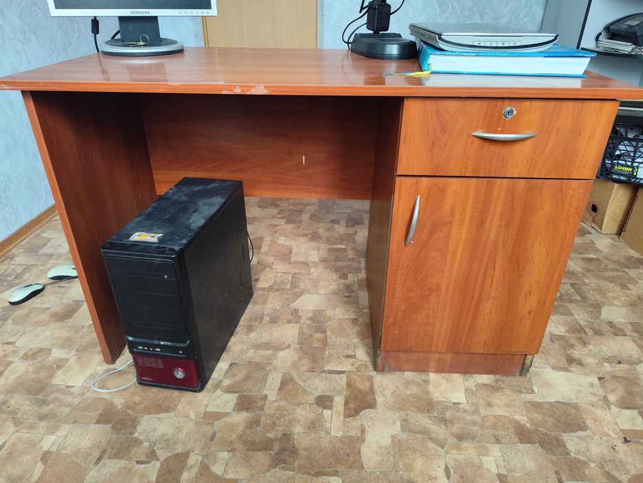 Продам столи офісні