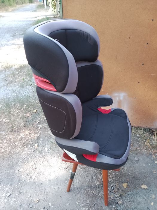 Дитяче крісло в авто