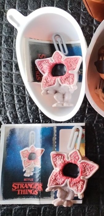 Vendo ou troco estes 2 Kinder joy Funko Stranger Things