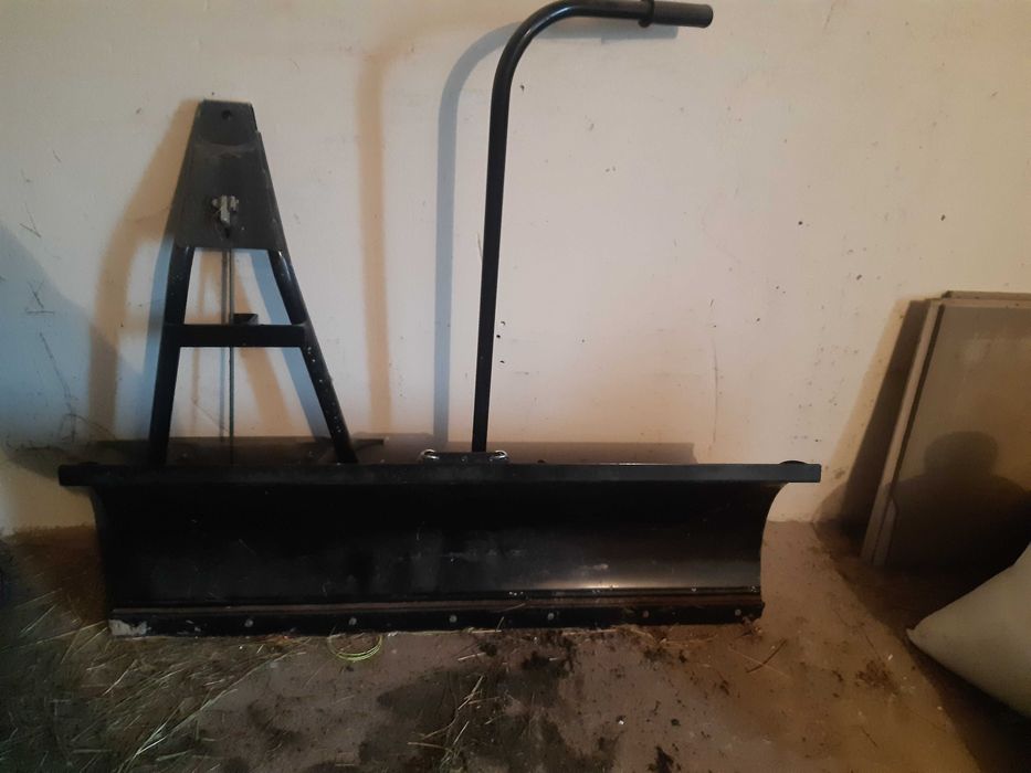 Sprzedam pług do traktorka z osprzętem.