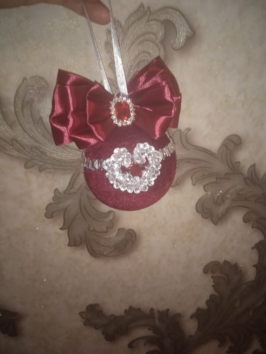 Іграшки на ялинку . Новорічні іграшки . Кулі на ялинку .. і