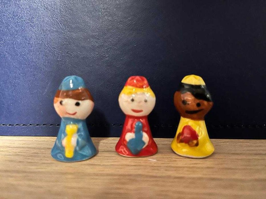 Figurinhas de porcelana de bolos rei.