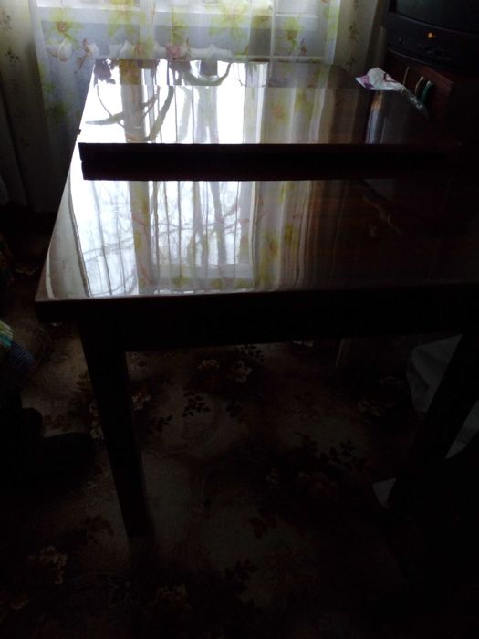 Продам стол раздвижной, лаковый