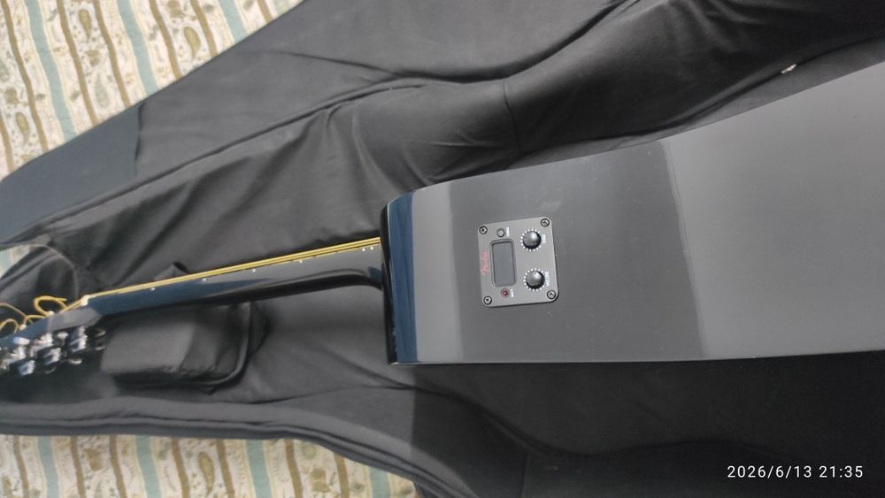 Vendo um violão fender elétrico cor preto semi novo pouco usado