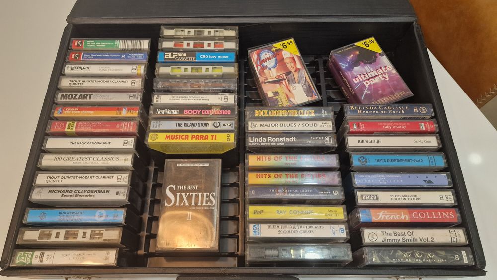 Porta cassetes áudio vintage incl. 50 cassetes
