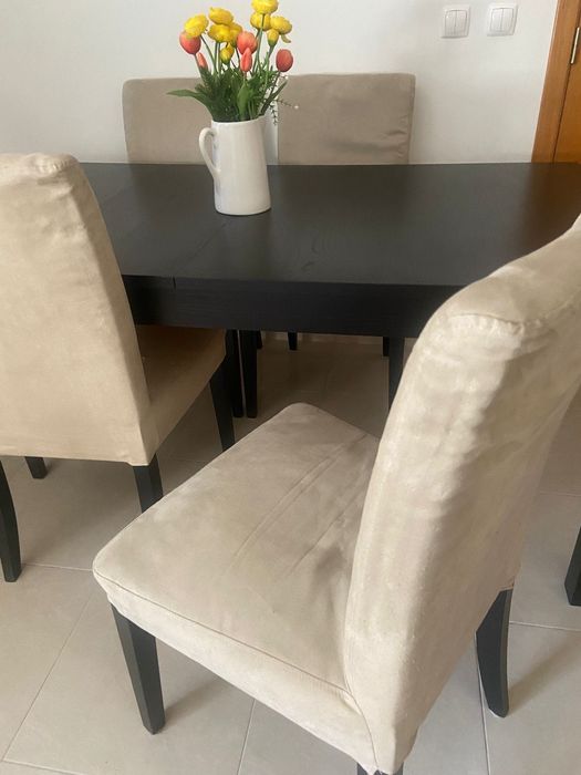 Conjunto de mesa extensível e 6 cadeiras