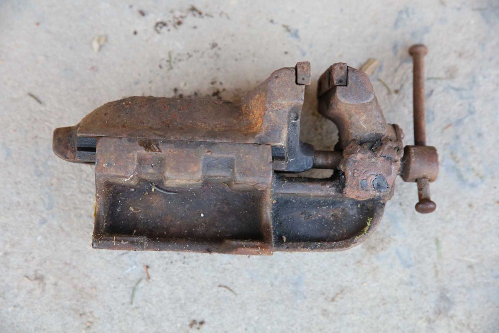 Zabytkowe małe imadło kowalskie antyk