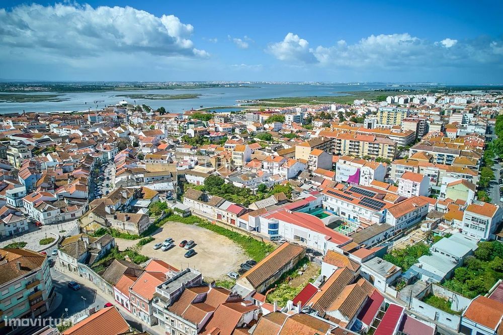 Prédio misto no Centro do Montijo
