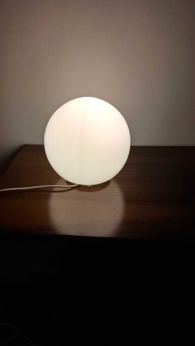 Par de candeeiros brancos para mesa de apoio ou de cabeceira de design intemporal