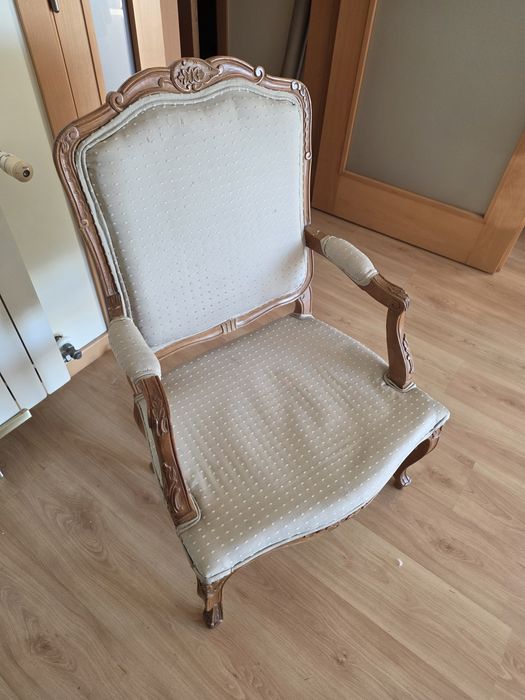 Cadeirão ou poltrona de madeira. Antiguidade