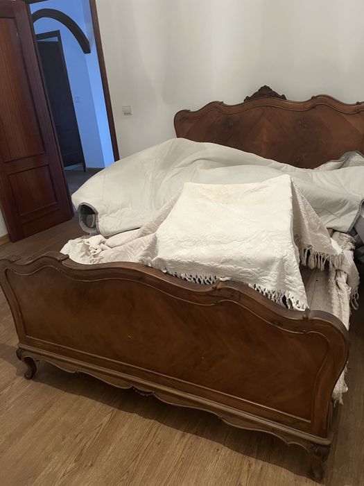 Cama de madeira antiga