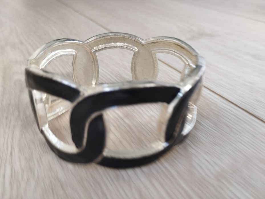 Pulseira preta e prateada