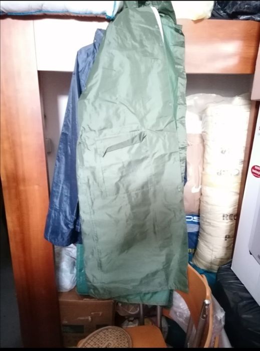 Gabardina, calças e casaco de oleado