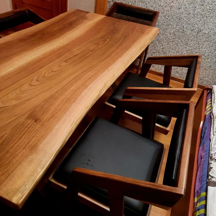 Продається стіл з стільцами  з горіха