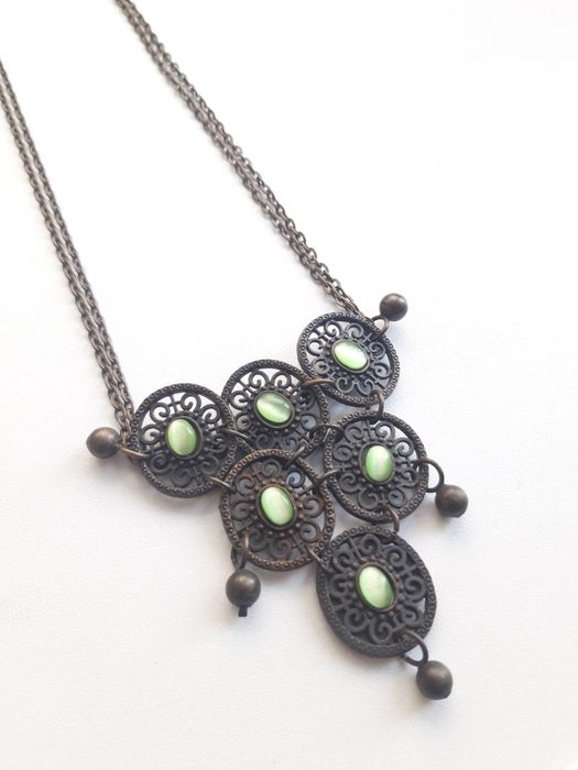 Colár étnico com pedras de cor verde