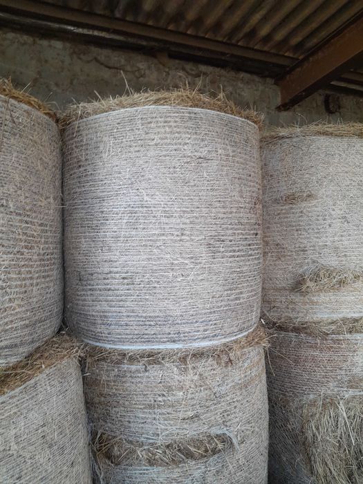 Vende se rolos de palha