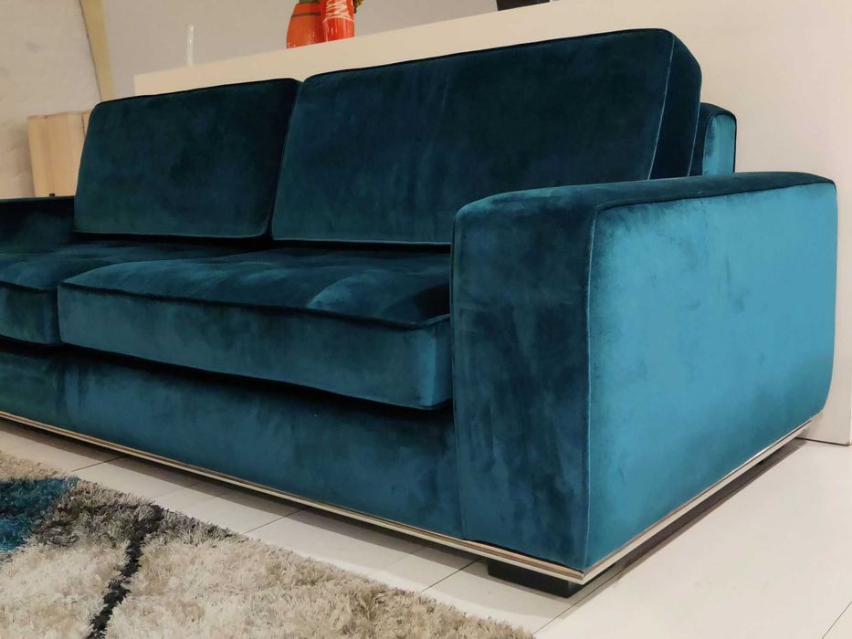 Sofá em Veludo Azul com base em Inox