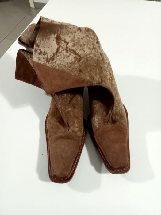 Um par de botas de camurça.