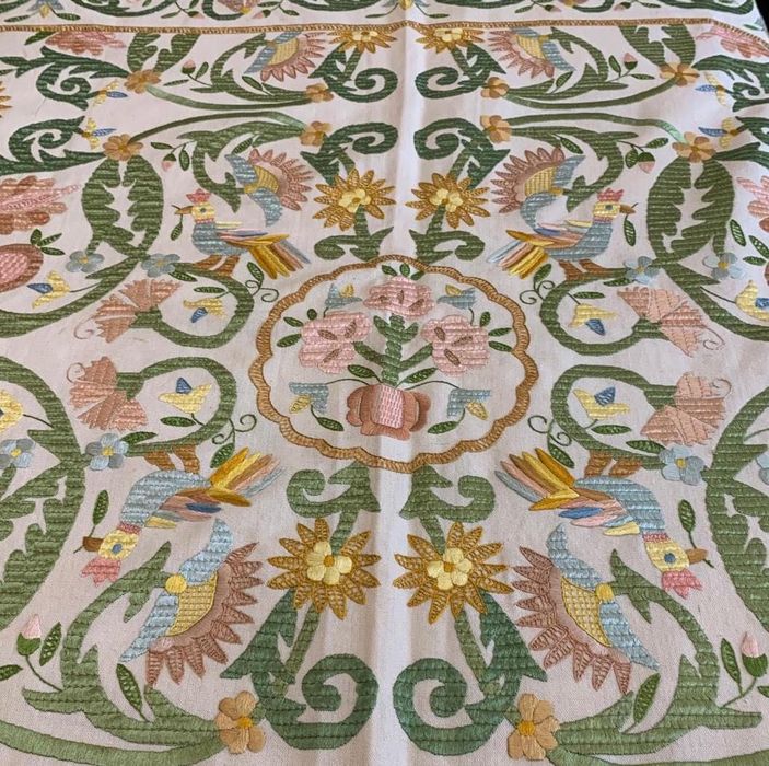 Colcha de Castelo Branco em Linho Bordado a Seda Natural 2,16 X 2,60