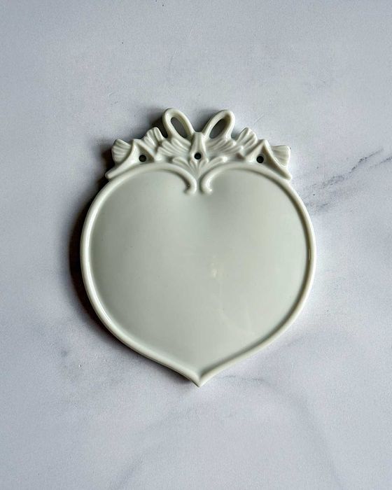Porcelanowa zawieszka w kształcie serca z kokardą, biała dekoracja