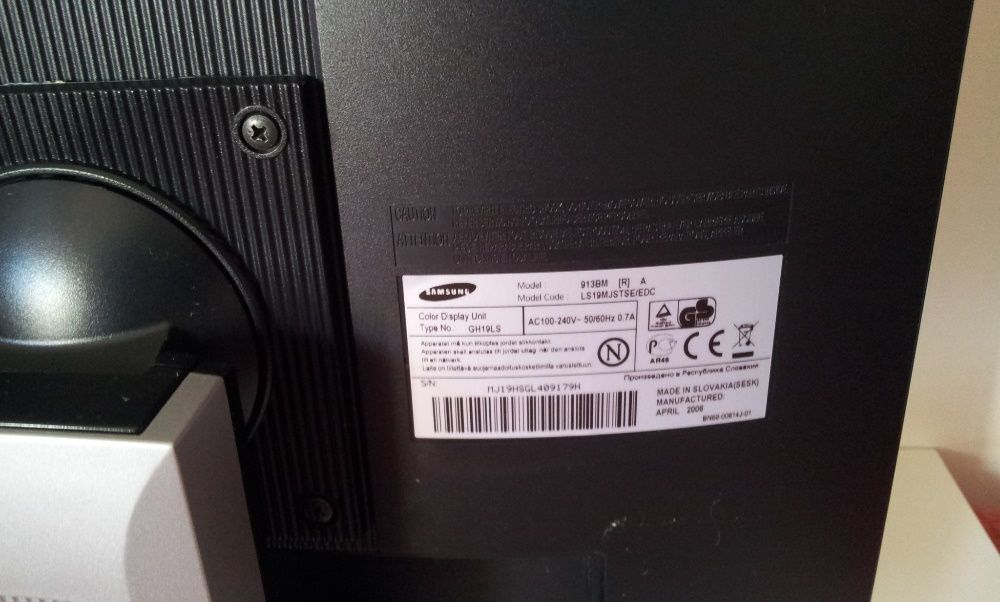 Samsung SyncMaster 913BM Monitor – 19" with Built-in Speakers64739101404930124