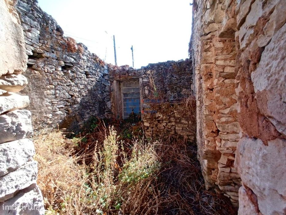 Moradia em ruina com terreno em Maxieira