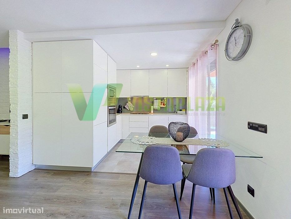 Apartamento T2 com Grandes Varandas e Garagem Box no Barranco do Ro...
