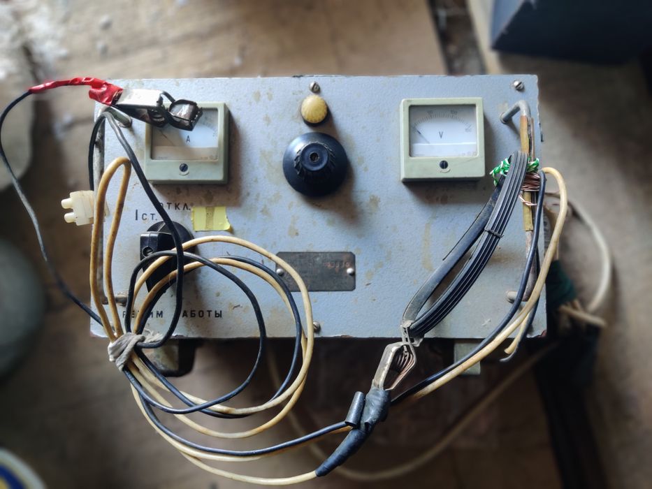 Зарядно- пусковое устройство