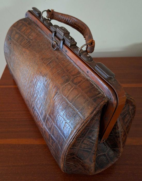 Mala antiga de médico em pele